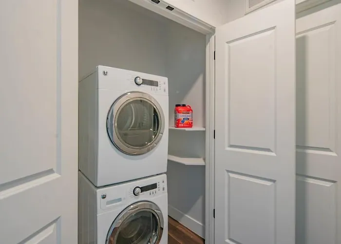 Spotless 1bd - Pool, Gym, Parking, W-d - Sleeps 4